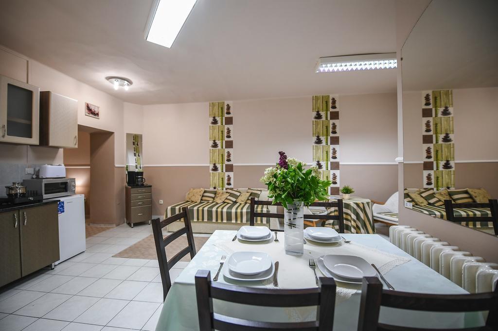 Jokai Family Apartman Appartamento Eger Esterno foto