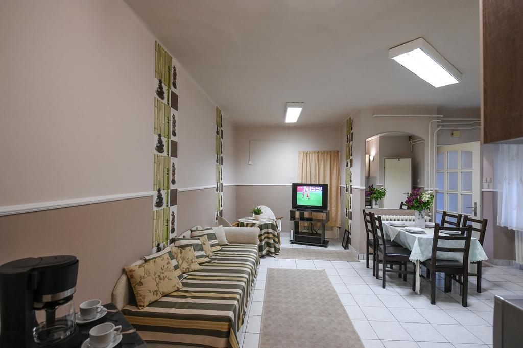 Jokai Family Apartman Appartamento Eger Esterno foto