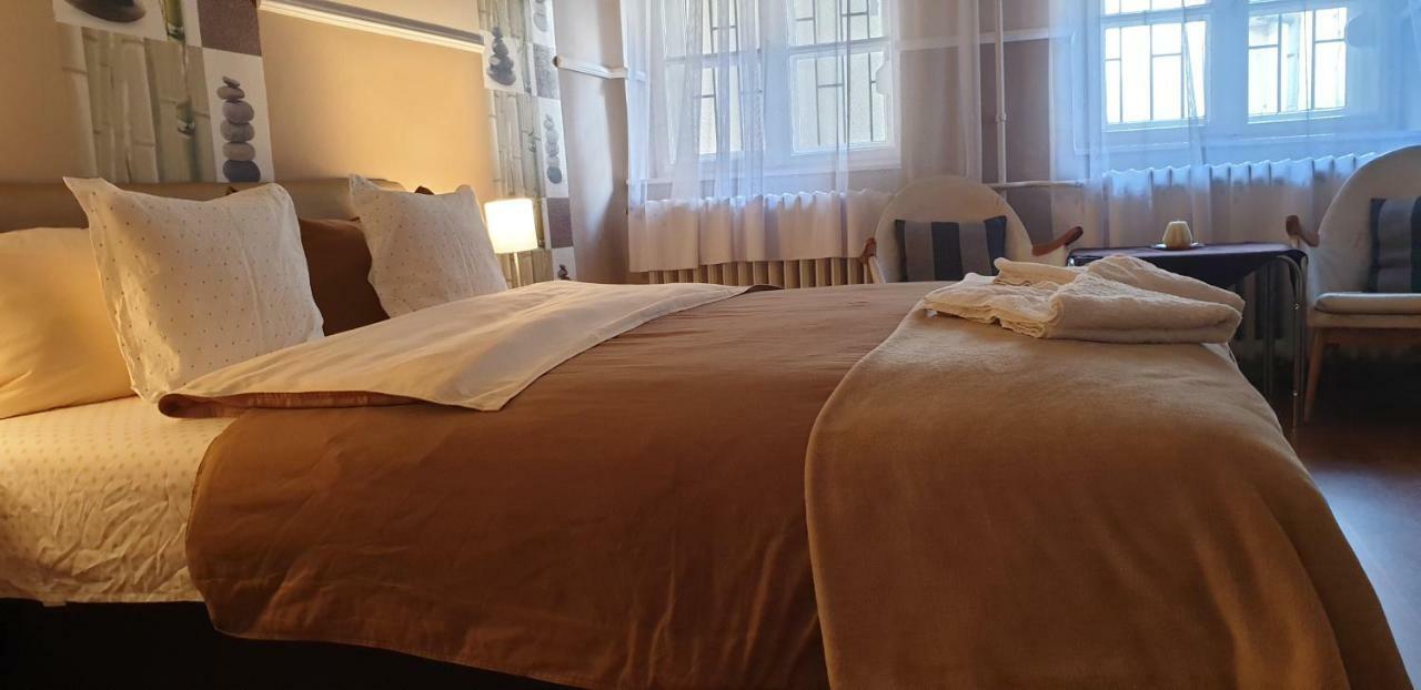 Jokai Family Apartman Appartamento Eger Esterno foto